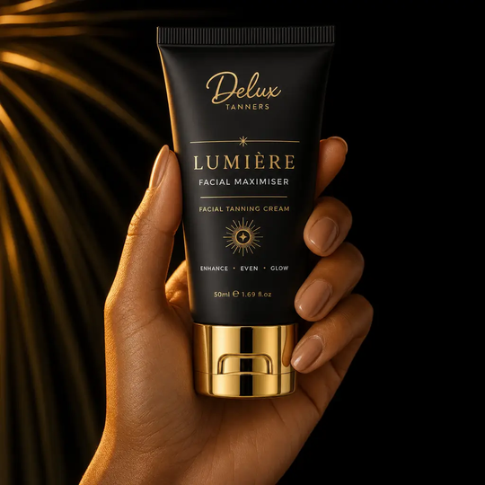 Hand holding Lumière Facial Maximiser